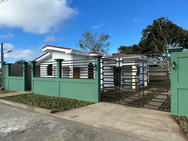 Vista exterior frontal de la casa terminada